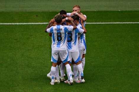 Argentina celebra uno de los goles del partido ante Ucrania