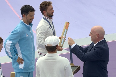 Gianni Infantino, presidente de la FIFA, le entregó la medalla de oro al "Maligno" Torres.