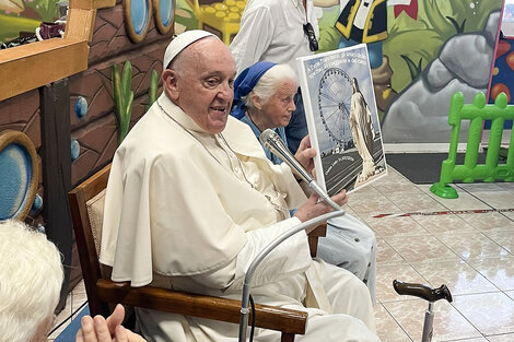 El Papa Francisco visitó a la sobrina de una de las monjas francesas desaparecidas (Fuente: Vatican Media)