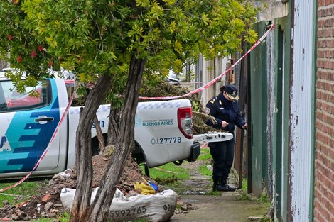 La policía busca al dueño de la casa donde fue hallado el cuerpo de la mujer.