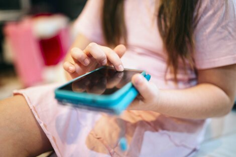 Celulares fuera del aula: la nueva regla para estudiantes en CABA