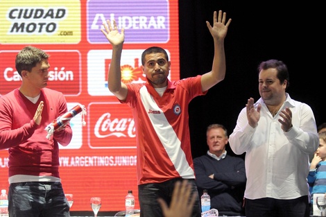 Juan Román Riquelme junto a Matías Caruzzo el día de su presentación.