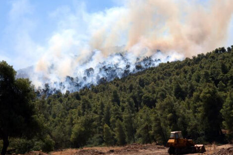 Los bomberos luchan por segundo día contra un gran incendio en la isla griega de Creta