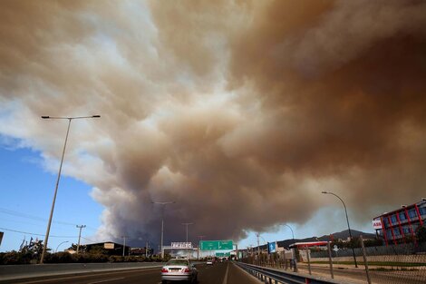 Dos grandes incendios a las afueras de Atenas obligan a evacuar a miles de personas