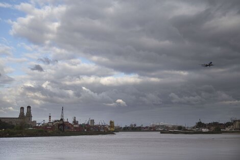 Hallan un explosivo en el Río de la Plata durante tareas de dragado y lo vinculan con un hecho histórico