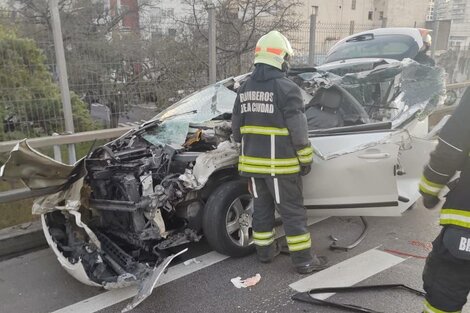 Choque brutal en autopista 25 de Mayo entre un auto y un camión