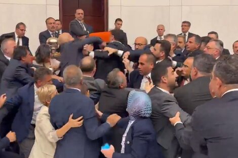 Escándalo en Turquía: legisladores se agarraron a las piñas en el Parlamento