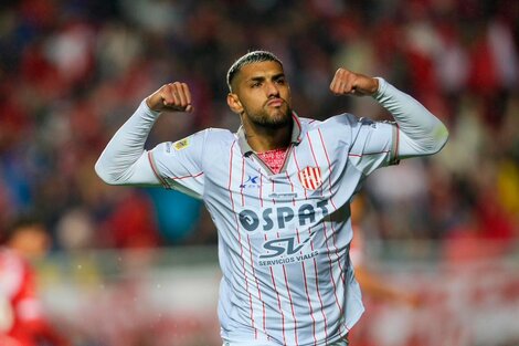 El uruguayo Adrián Balboa celebra su gol.