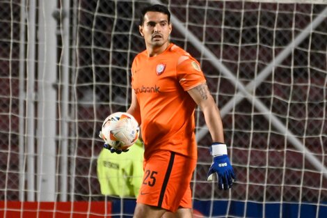 San Lorenzo, con el Chila Gómez en el arco, va por la épica