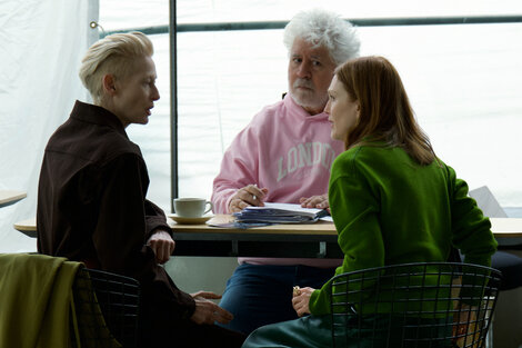 Swinton y Moore, junto a Almodóvar. Imagen: Warner Bros España.