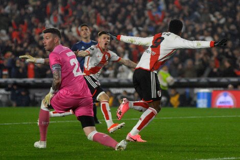 Borja celebra el gol que abrió el partido, Guido Herrera lo sufre