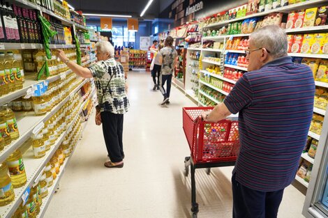 Nuevo signo de la crisis del consumo: los supermercados promueven las compras en dólares