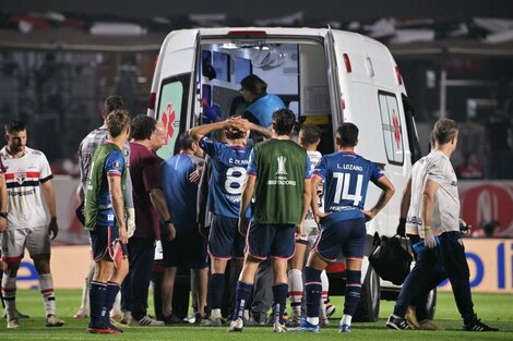 Los jugadores de Nacional y San Pablo no lo pueden creer.