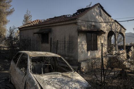 Cientos de bomberos luchan por sexto día contra un incendio forestal en el norte de Grecia 