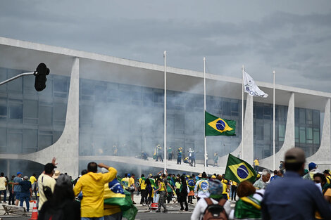 Seguidores de Bolsonaro invaden  el Palacio de Planalto, la Corte Suprema, y el Congreso.  (Fuente: EFE)