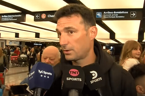 Lionel Scaloni habló bastante durante su paso por el aeropuerto de Ezeiza. (Fuente: Capturas de video)