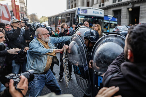 La rrepresión a los jubilados en el Congreso. (Fuente: EFE)