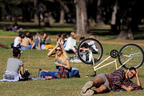 En el Día de la Primavera, algunos disfrutan salir de picnic y otros "cumplen" enviando frases e imágenes por WhatsApp.