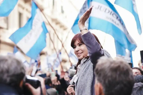 El saludo de Cristina Kirchner a la militancia tras su declaración en el juicio contra los responsables materiales de su atentado. 