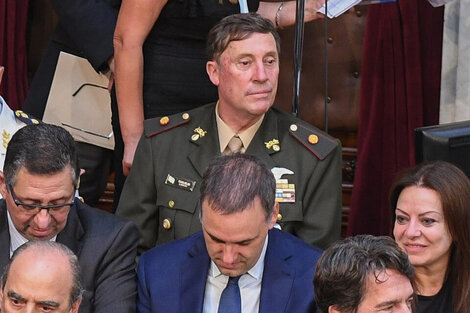 De uniforme, el coronel Alejandro Guglielmi, jefe de la Casa Militar cuando fue el atentado a CFK. Venía de Macri y fue relevado recién este año.