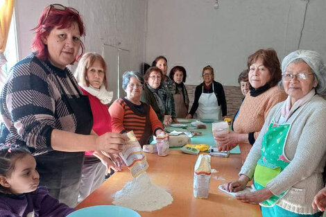 Los jubilados resisten, como pueden, las esquirlas de la motosierra social.