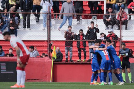 Tigre se abraza mientras jugadores e hinchas de Huracán se desilusionan.