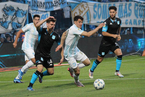 El uruguayo Franco Nicola se le escapa a Mura, de flojo partido.