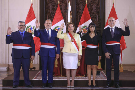 Boluarte junto alos nuevos ministros en el palacio degobierno de Lima.