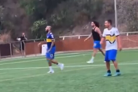 Dani Alves apareció jugando un picado en España con la camiseta de Boca