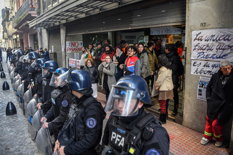 La Policía Federal impidió el ingreso de estudiantes y trabajadores a la universidad.