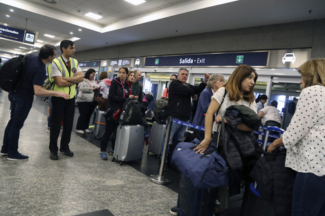 Comenzó el paro de aeronáuticos: demoras y vuelos cancelados en Aeroparque y Ezeiza