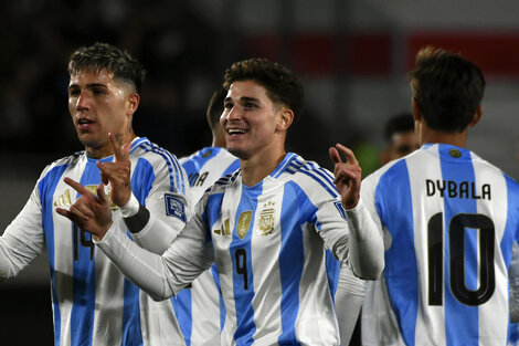 Julián Álvarez festeja su gol junto a Enzo Fernández.