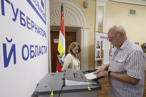 Un votante acude a las urnas en Kursk.