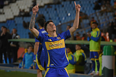 Brian Aguirre festeja el polemiquísimo gol de Boca.