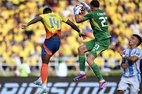 Dibu Martínez salva una ocasión peligrosa frente a su compañero del Aston Villa, Durán.