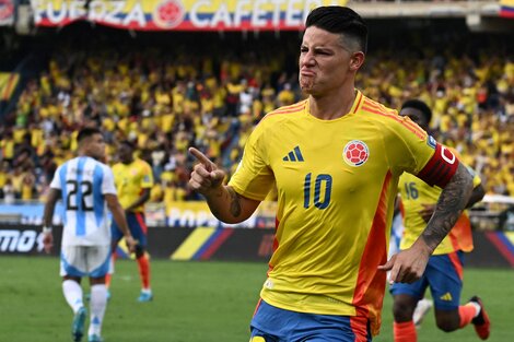 James Rodríguez ya marcó de penal el 2-1 final ante la Argentina