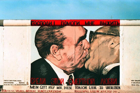 El famoso beso entre el alemán Erich Honecker y el soviético Leonid Brézhnev. 