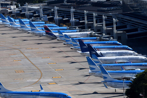 Los aviones de Aerolíneas Argentinas no despegarán hasta hoy al mediodía.