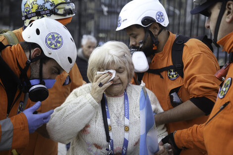 Los socorristas del CEPA asistiendo a una jubilada reprimida.