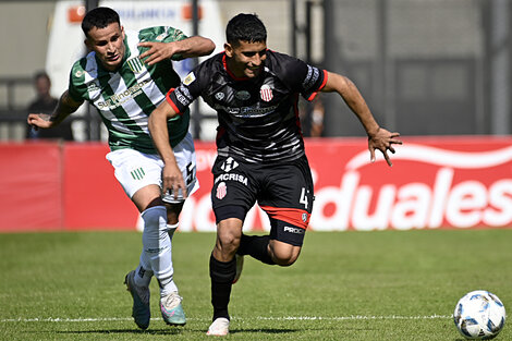 El paraguayo Cristian Núñez persigue al Javier Ruiz.