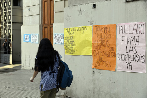 Carteles en un sector de la Gobernación.