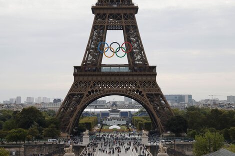 París cierra el tráfico y peatonaliza el emblemático puente a los pies de la Torre Eiffel