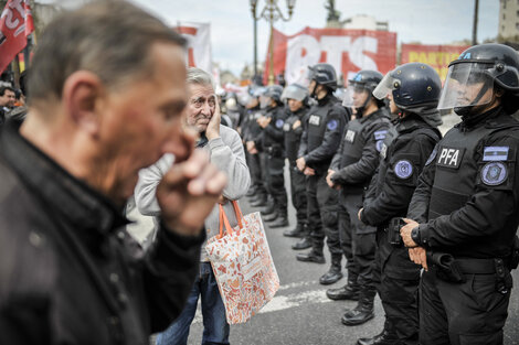 Un jubilado frente al cordón policial en las afueras del Congreso