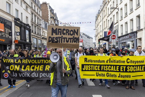 Manisfestantes piden la destituciónde Macron en las calles de París.