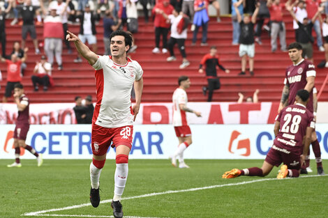 Alan Soñora festeja el primer gol del ganador