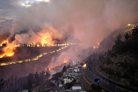 Más de 100 familias evacuadas en Quito por los incendios forestales 