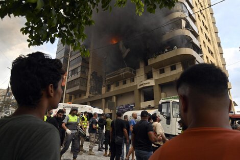  El humo se eleva desde un edificio tras un ataque militar israelí en los suburbios de Beirut.