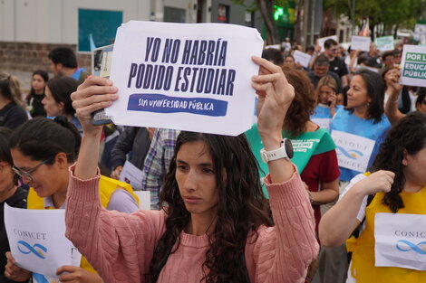 Miles se manifestaron en Salta en defensa de la universidad