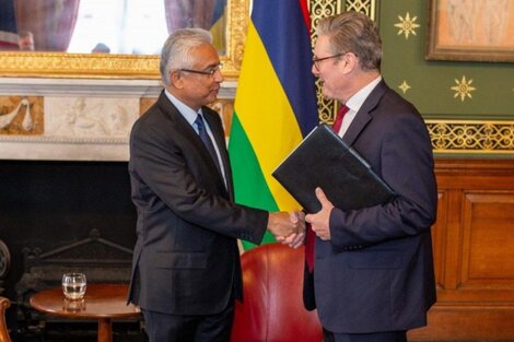  El primer ministro británico, Keir Starmer, y su homólogo de Mauricio, Pravind Kumar Jugnauth, celebraron el tratado como un paso más hacia una mejor relación.