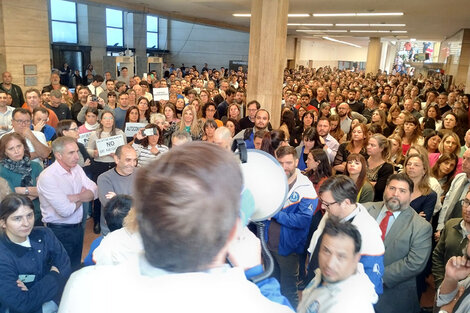 La multitudinaria asamblea en los Tribunales de Rosario. 